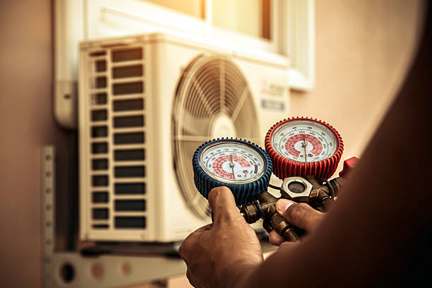 Professional Hvac Installation technician working in Coralville, IA